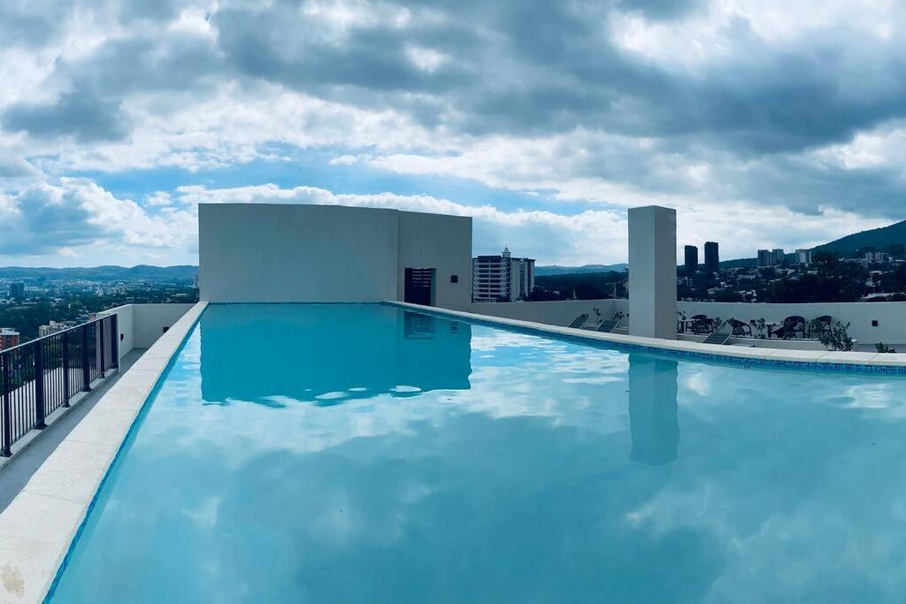 Entire Beautiful Condo With Rooftop Pool And Gym San Salvador Exterior foto